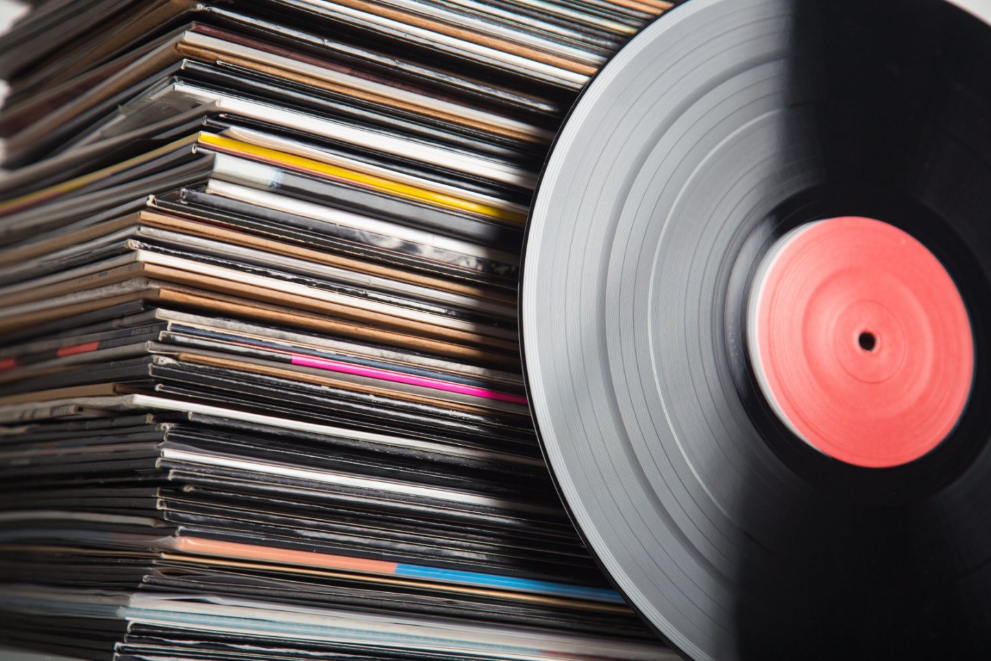 Виниловые пластинки: какую музыку можно слушать, как их проигрывать
